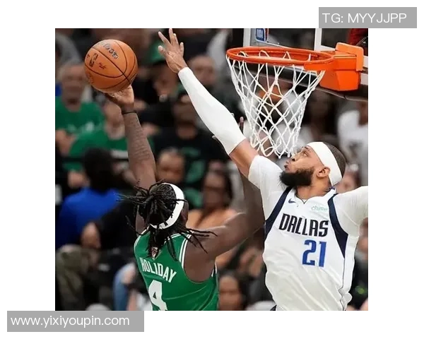 凯尔特人迅速反击布朗飞身暴扣点燃全场激情